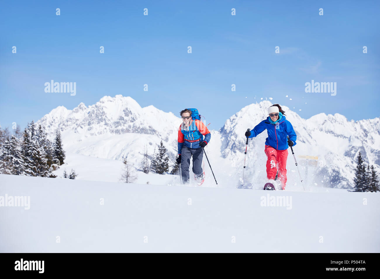 Autriche, Tyrol, randonneurs en raquettes dans la neige en cours d'exécution Banque D'Images