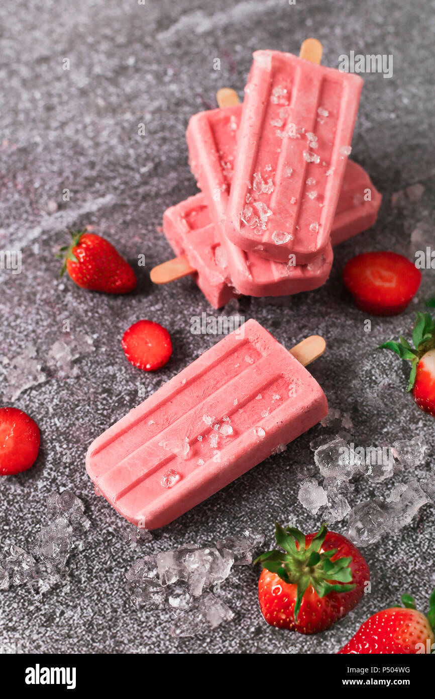 Des sucettes glacées aux fraises et fraises à la glace, en Banque D'Images