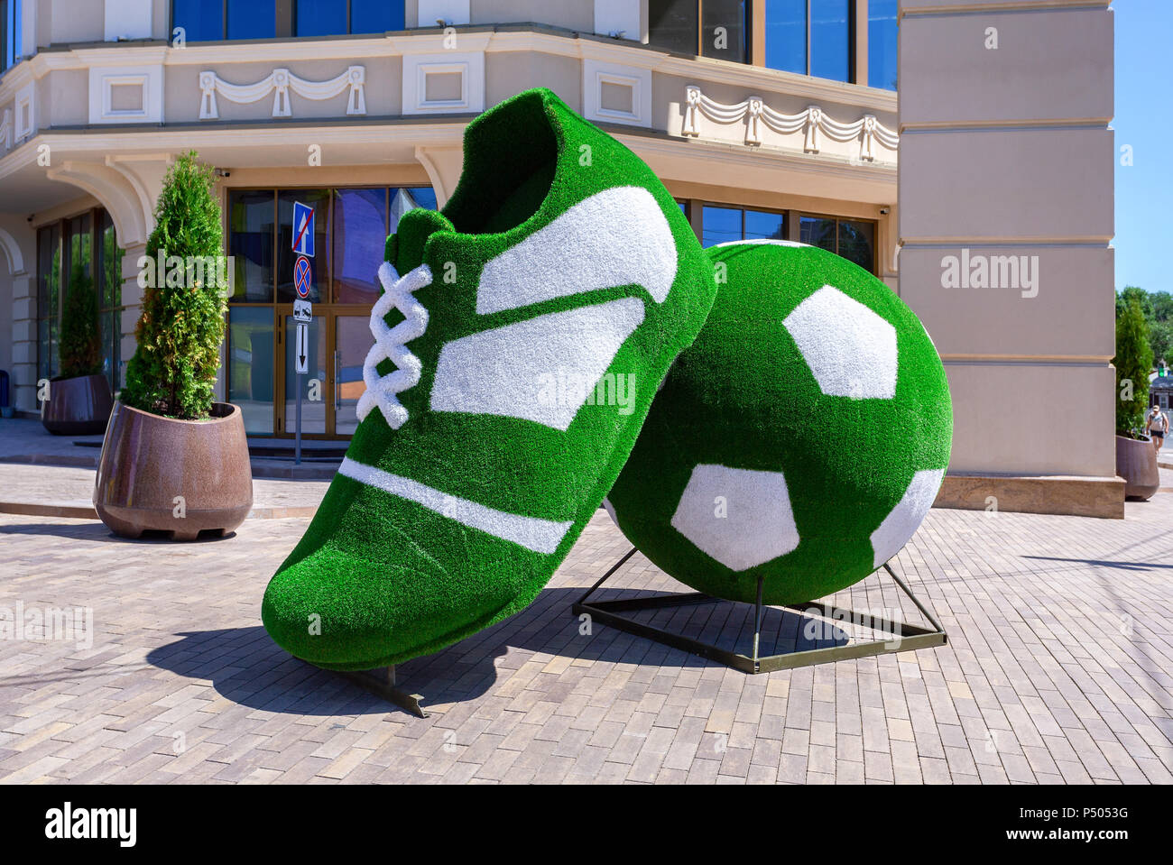 Samara, Russie - le 23 juin 2018 : Art installation sous la forme d'un ballon de soccer et d'amorçage près de l'hôtel Lotte Samara en journée ensoleillée Banque D'Images