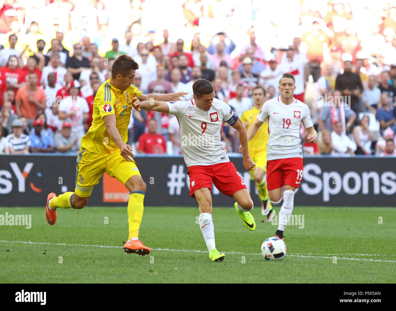 MARSEILLE, FRANCE - 21 juin 2016 : Yevhen Khacheridi de l'Ukraine (L) lutte pour une balle avec Robert Lewandowski de Pologne pendant leur UEFA EURO 2016 ga Banque D'Images