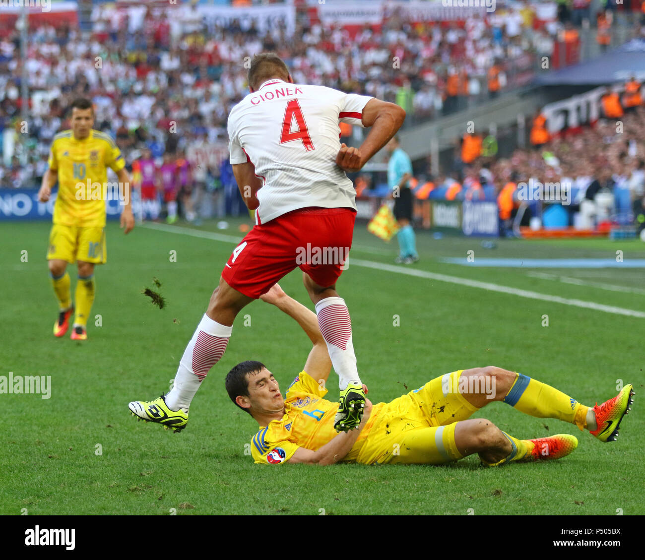 MARSEILLE, FRANCE - 21 juin 2016 : Thiago Cionek de Pologne (L) lutte pour une balle avec Taras Stepanenko de l'Ukraine au cours de leur jeu à l'UEFA EURO 2016 Banque D'Images