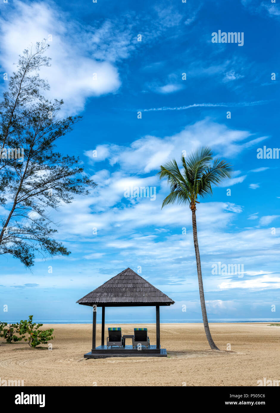 La Pagode et palmier sur la plage de Bornéo, Malaisie Banque D'Images