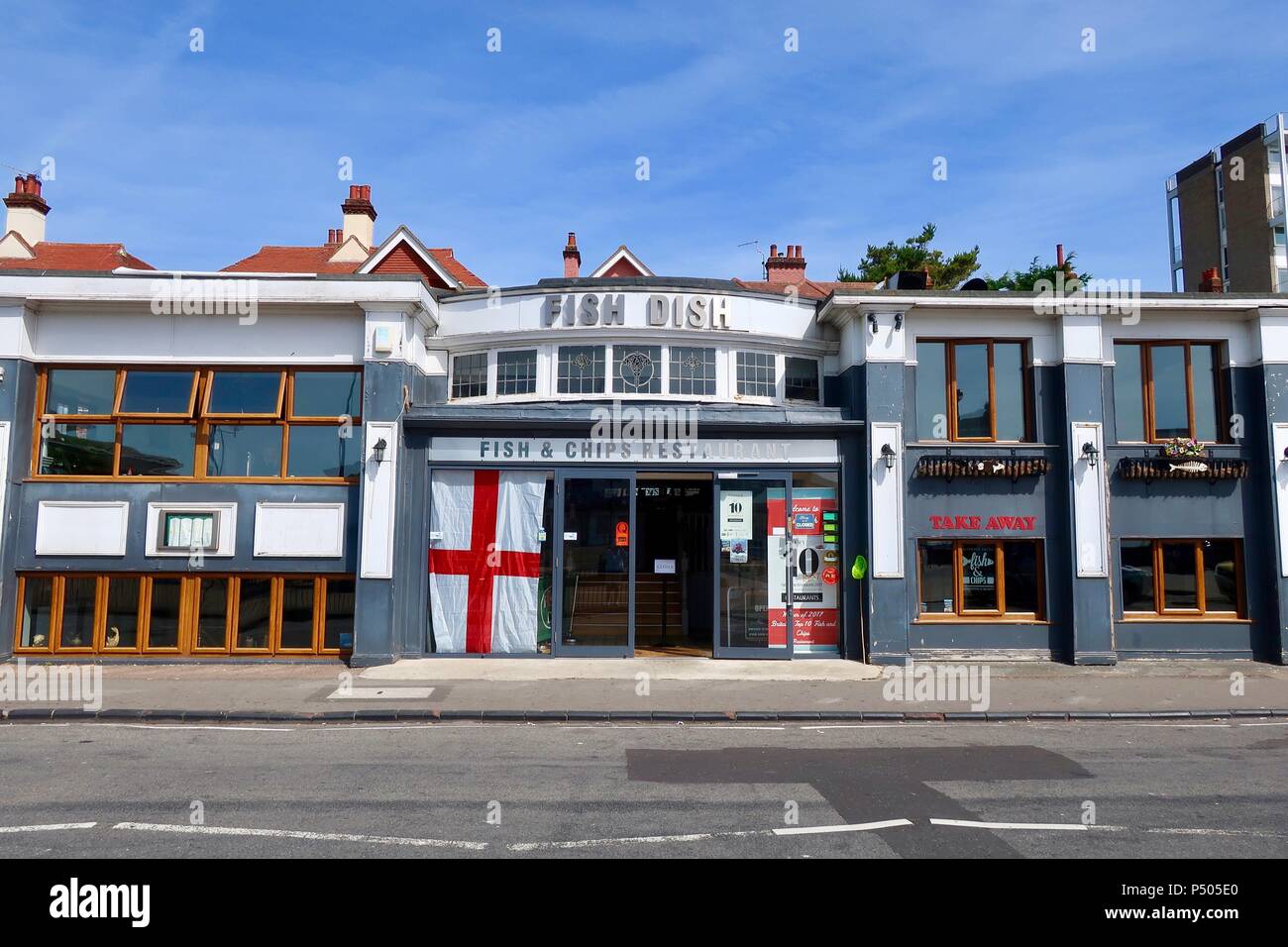 Plat de poisson fish and chips restaurant à Felixstowe, Suffolk par un beau matin d'été, juin 2018. Banque D'Images