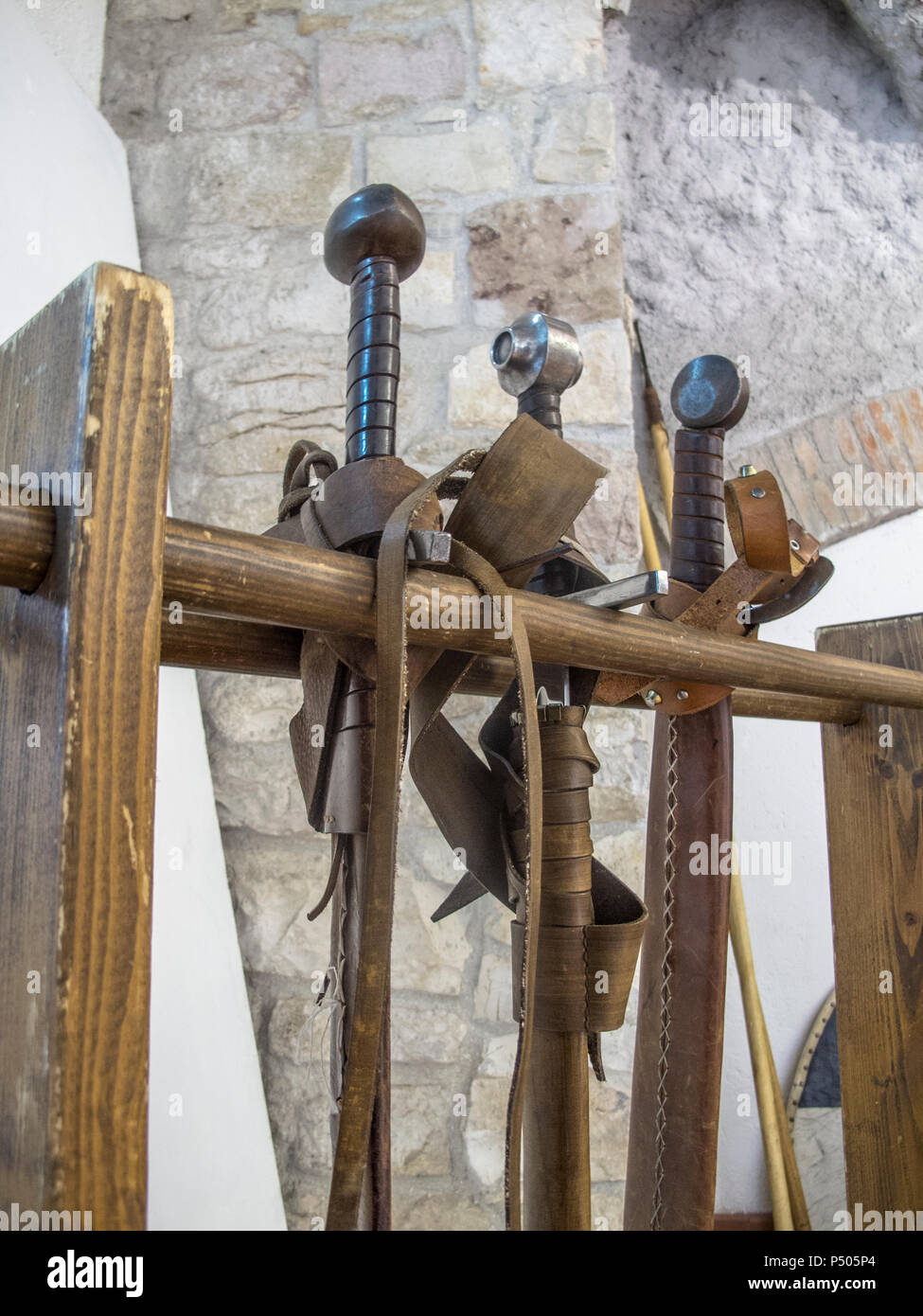 Gubbio, Festival du Moyen Age : reproductions modernes d'armes médiévales : arbalète, casques, épée et dague à lame longue Banque D'Images