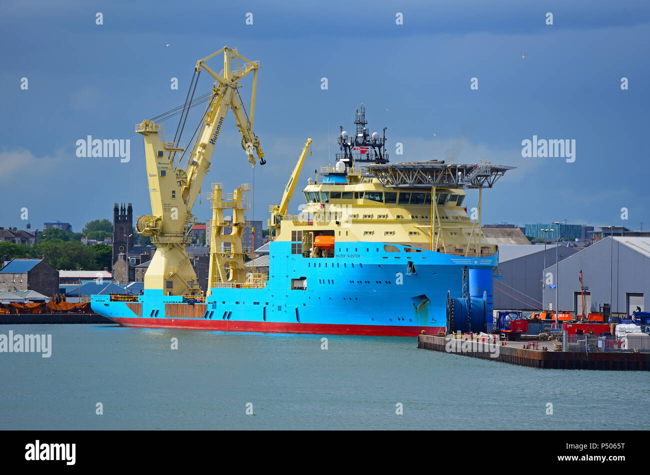 Le Maersk inventeur du navire de soutien d'huile à son poste à quai à Aberdeen Harbour avant départ pour les plates-formes en mer du Nord. Banque D'Images