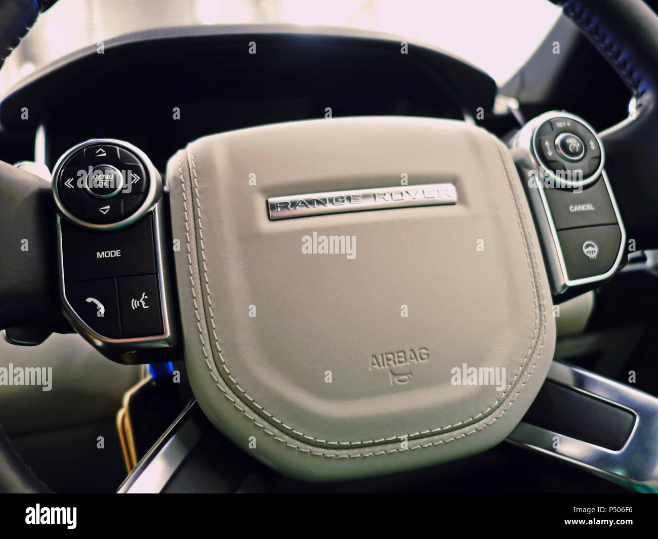 Autobiographie Range Rover airbag central de direction et contrôle Photo  Stock - Alamy