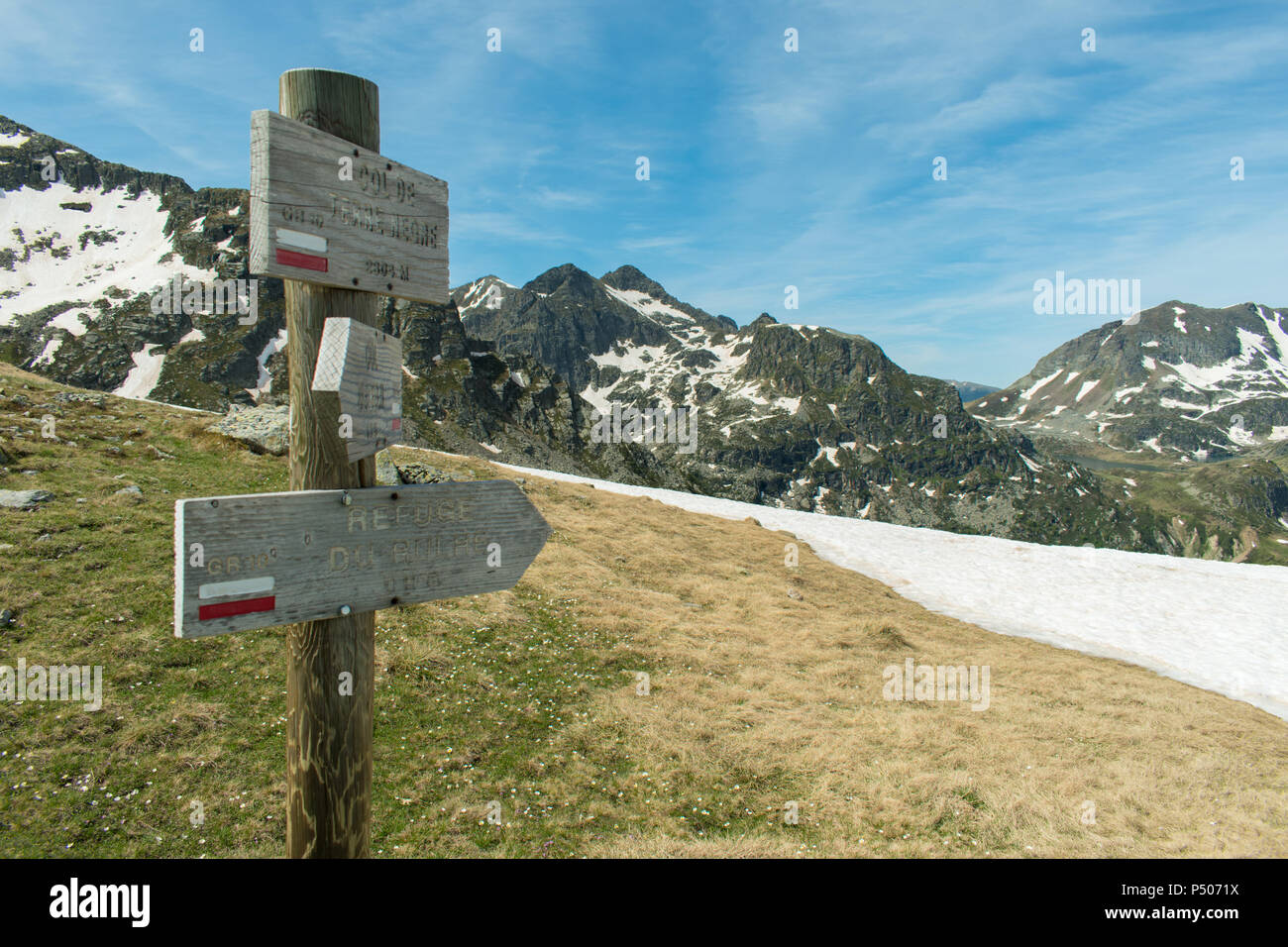 Fingerpost dans les Pyrénées françaises sur le GR10 randonnée à pied. Le signe est au Col de Terre Negre et pointe vers le refuge du Rulhe. Banque D'Images