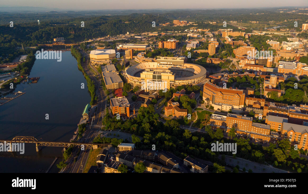 Stade de football de l'Université du Tennessee vue du dessus avec Tennessee River Banque D'Images