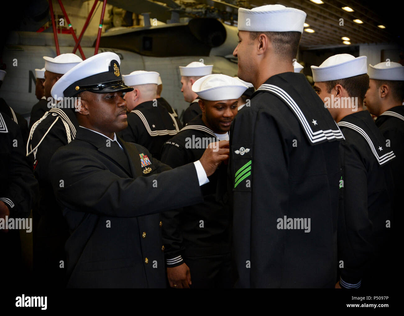 Océan Atlantique (oct. 6, 2016) - Chef de Kendric Bryant inspecte l'uniforme bleu robe des marins au cours d'une inspection dans la zone à bord de navire d'assaut amphibie USS Iwo Jima (DG 7). Iwo Jima est actuellement en cours dans l'océan Atlantique en attente d'autres tâches que l'Ouragan Matthew se développe. Banque D'Images