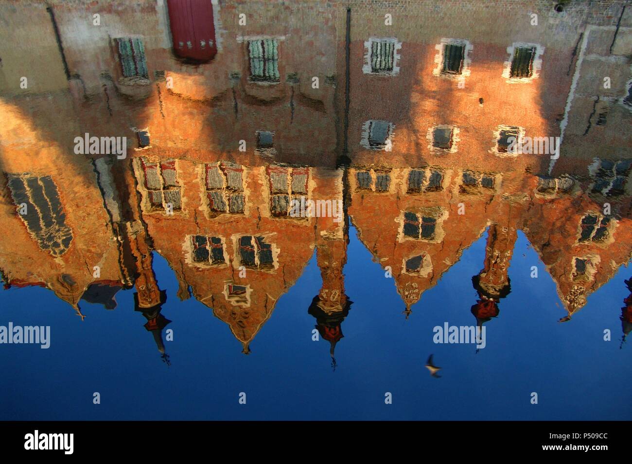 Reflejo de las casas en el agua de uno de los canales de la ciudad. Brujas. Provincia de Flandes Occidental. Bélgica. Banque D'Images