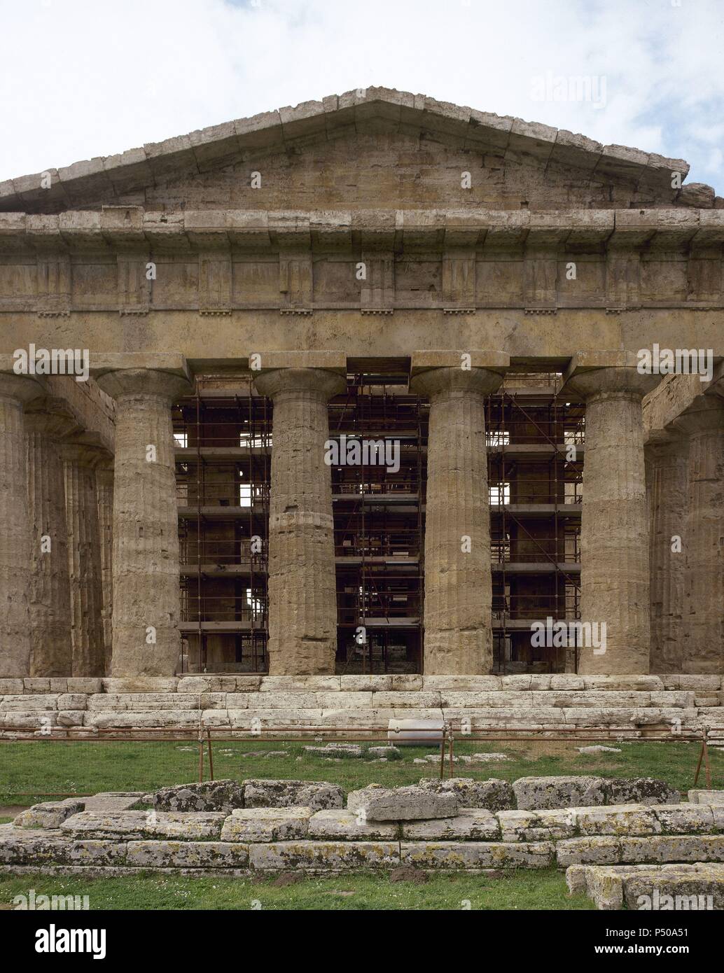 L'art grec Magna Grecia. L'Italie. Paestum. Temple de Neptune, effectivement consacrée à la déesse Héra. Construit autour de 450-460 BC. De style dorique. L'avant. Banque D'Images