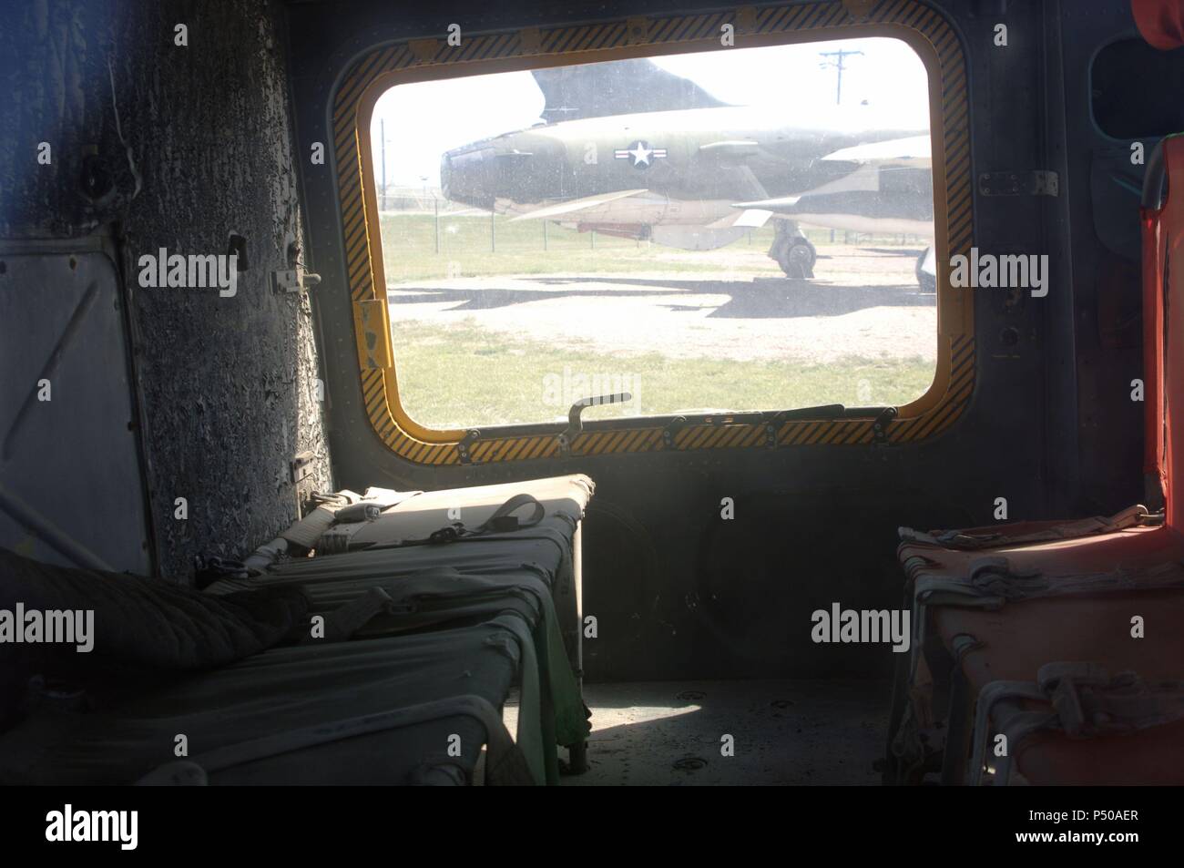 BELL UH-1F 'IROQUOIS'. Modelo de helicóptero fabricado en 1963. Utilizado para cobertura de servicios con misiles y traslado de matière y evacuaciones médicas. L'intérieur. Museo del aire y el Espacio. Fort ancien. Estado de Dakota del Sur. Estados Unidos. Banque D'Images