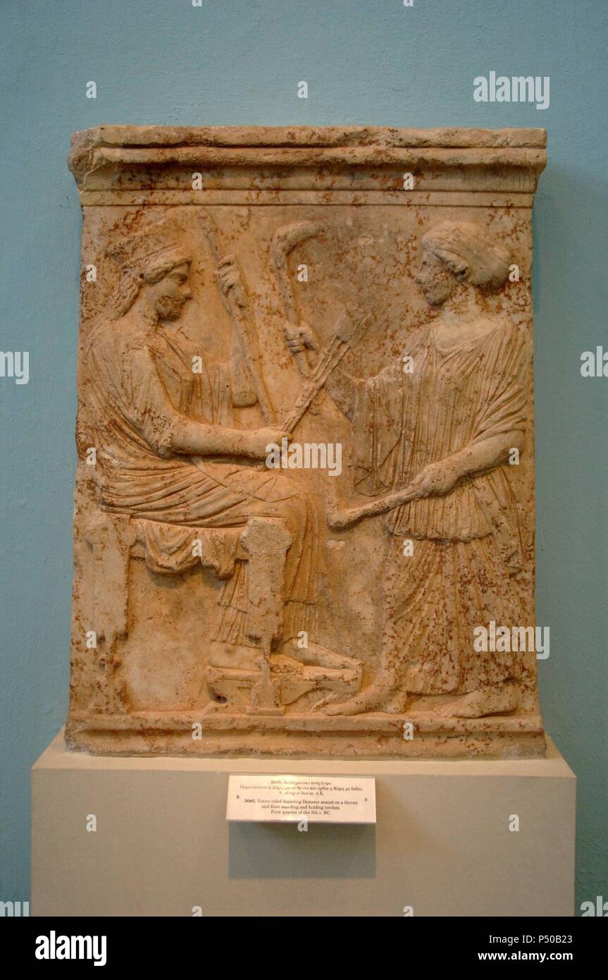 L'art grec. La Grèce. Fête votive relief représentant Déméter assis sur un trône, et kore flambeaux permanent. En date du premier trimestre de s.V b.C. Musée d'Eleusis. Athènes. La Grèce. Banque D'Images