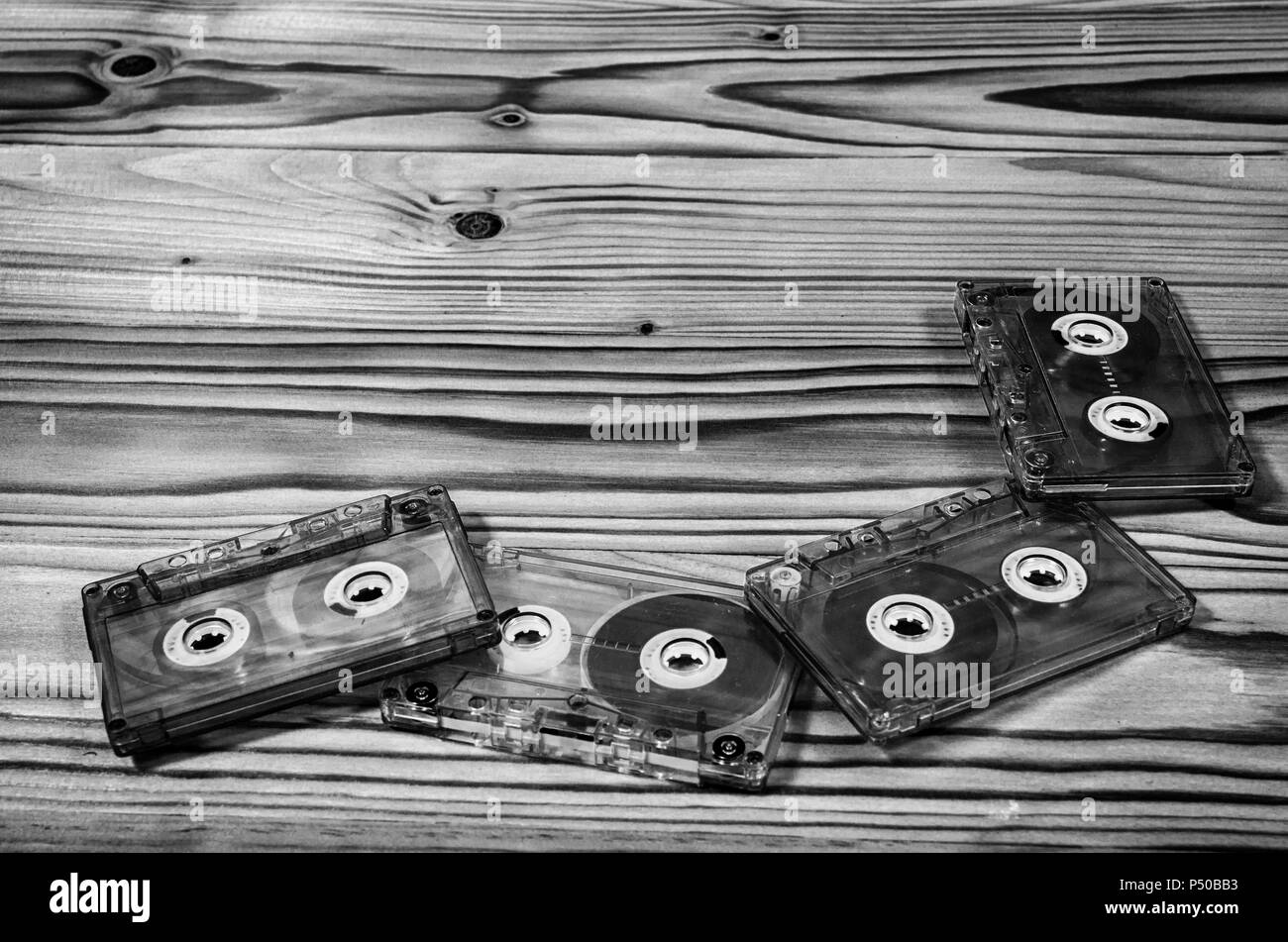 Cassette audio sur une table en bois en noir et blanc. Banque D'Images