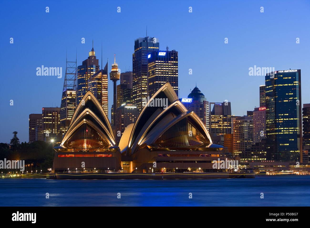 L'Australie. SIDNEY. Panorámica de la ciudad, al anochecer, con la 'Opéra' (TEATRO DE LA OPERA) por proyectada Jörn Utzon en 1956. New South Wales. Banque D'Images