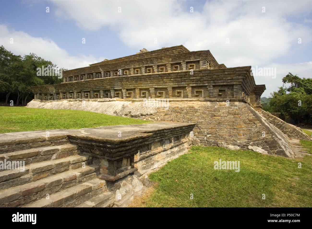 Le Mexique. Site archéologique d'El Tajin. Fondée au 4ème siècle, atteint sa plus grande splendeur entre 800 et 1200. Le bâtiment C du Tajin Chico. Près de Papantla. L'Etat de Veracruz. Banque D'Images