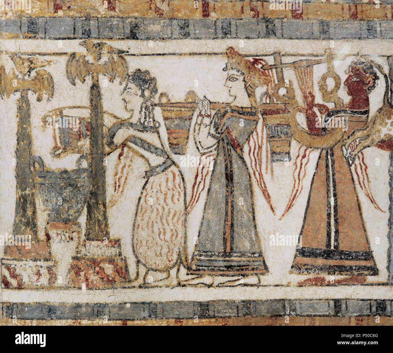 L'art de la Crète minoenne. Le Hagia Triada sarcophage. Peints avec des scènes de vie Crétoise. Rituel. Bull sacrifice. Femme portant une couronne est transportant deux navires. Un homme jouant un sept string lyre. C.1600 BC-1380 BC. Musée Archéologique d'Héraklion. Banque D'Images