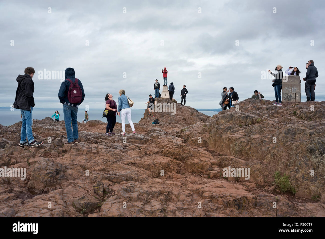 Les visiteurs du siège d'Arthur, parc de Holyrood, Édimbourg, Écosse, Royaume-Uni Banque D'Images