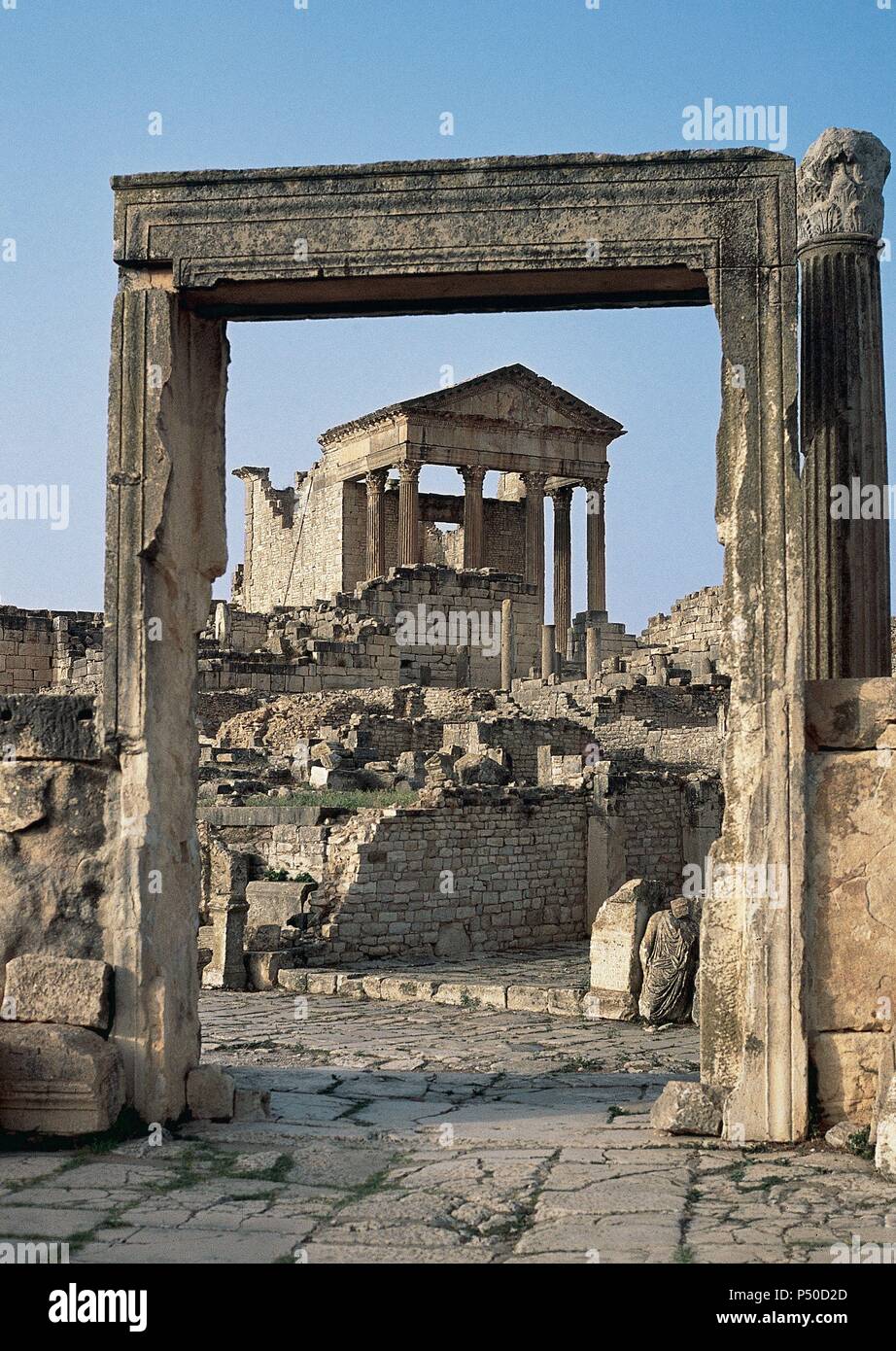 L'art romain en Tunisie. Dougga. Déclaré site du patrimoine mondial en 1997. Le Capitole consacré à Jupiter, Junon et Minerve. 2e siècle. Banque D'Images