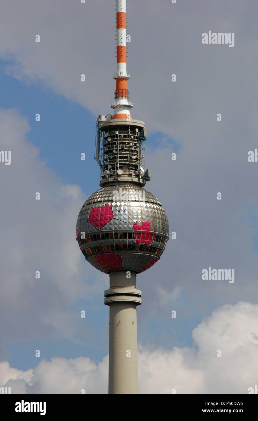L'Allemagne. Berli n. TV Tower construite entre 1965 et 1969 par l'ex-Allemagne de l'Ouest. Conçu par les architectes Hermann Henselmann, Streitparth Herzong Jorg, Walter Walter et Herbert Aust. Banque D'Images