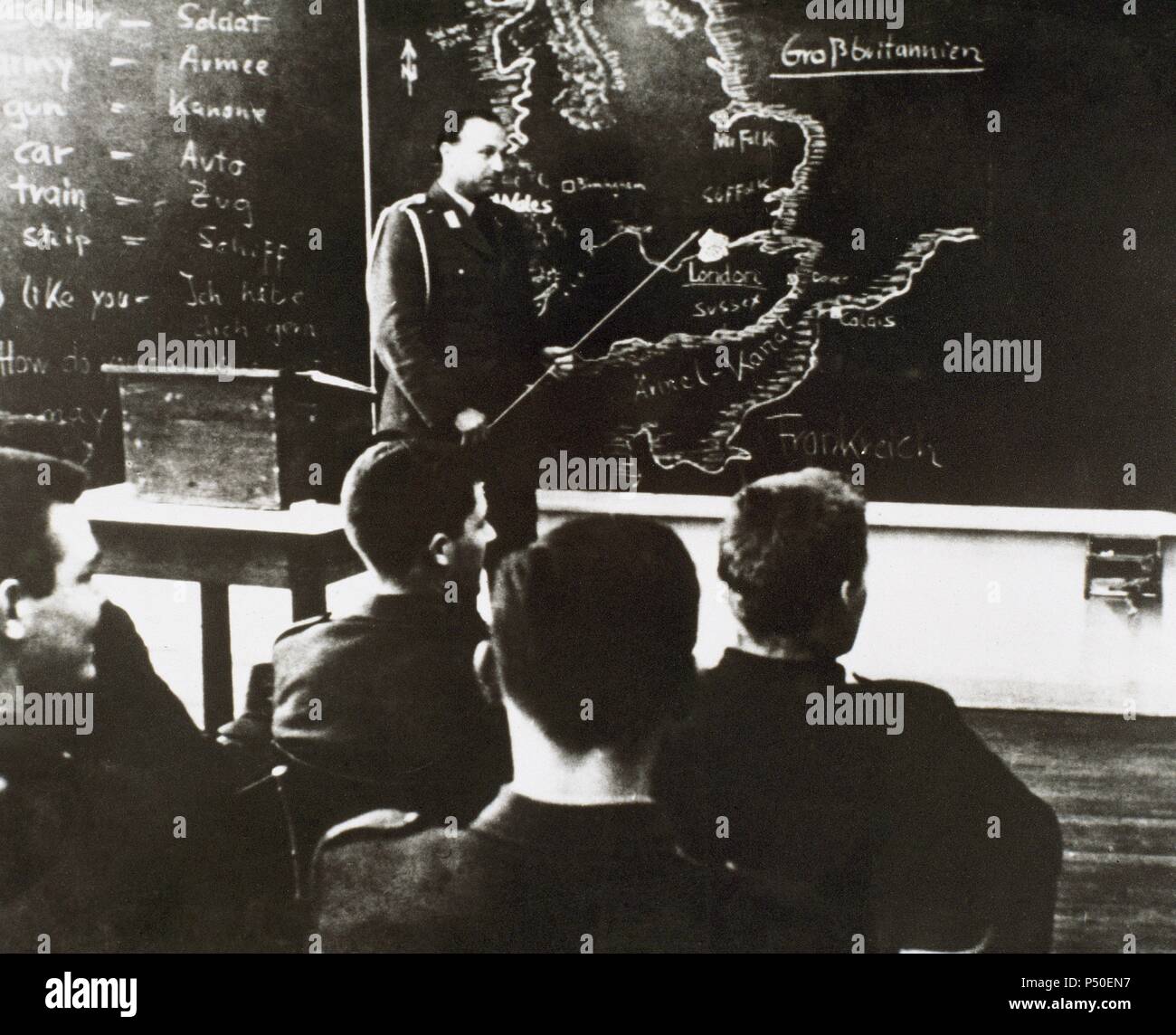 Seconde Guerre mondiale (1939-1945). Les troupes allemandes de recevoir des instructions avant d'être formés en Angleterre. Banque D'Images