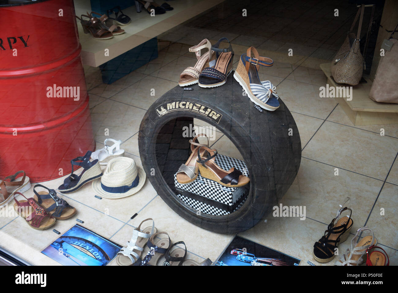 24 heures d'origine des pneus de voiture de course utilisé ici dans un magasin de chaussures Le Mans afficher la fenêtre au cours de la 2018 24 heures du Mans week-end Banque D'Images