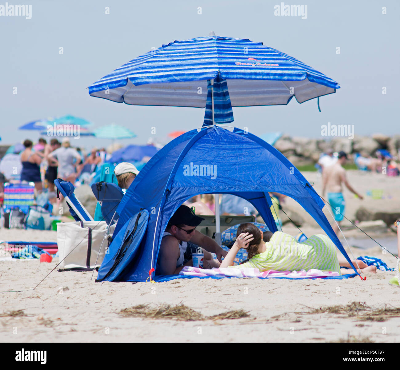 Une tente sur la plage avec parasol Corpration dans Dennis, Massachusetts, à Cape Cod, USA Banque D'Images