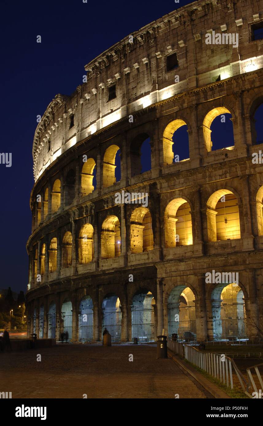 L'Italie. Rome. Le Colisée (Coliseum) ou Flavian Amphitheater. La construction elliptique construits en béton et en pierre. 1er siècle A.C. Vue nocturne. Banque D'Images