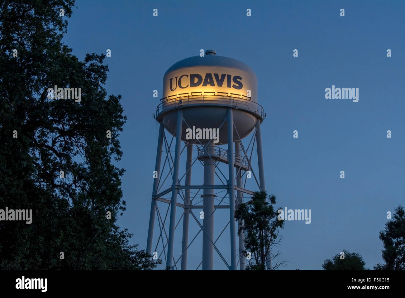 Davis, Californie, USA, 10 juin 2018. UC Davis' tour de l'eau dans l'heure bleue. C'est une véritable icône de la UC Davis et de la ville de Davis. Banque D'Images