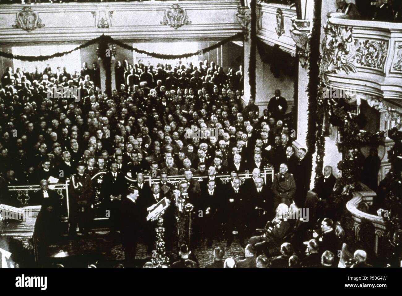 Constitution du nouveau Reichstag (1933, 21 mars). L'église de la garnison de Potsdam. Le nouveau chancelier Adolf Hitler prononce un discours. L'Allemagne. Banque D'Images