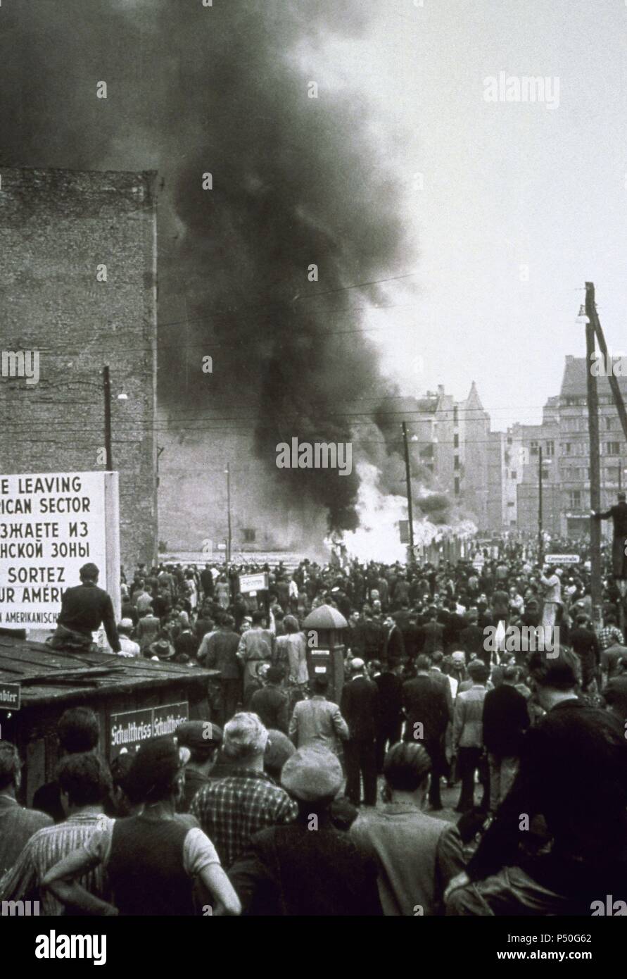 République démocratique allemande. 17 juin, 1953. Un mécontentement croissant en raison du système socialiste établi. La photographie du secteur soviétique de Berlin prises du secteur américain pendant le soulèvement. Banque D'Images