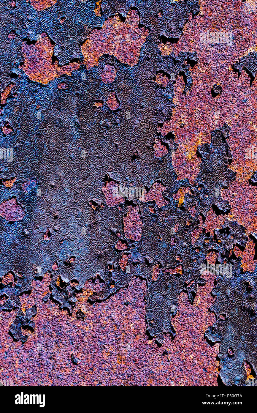 Rusty metal plaque rose avec grunge, pèle du peinture mauve - abstract texture background Banque D'Images