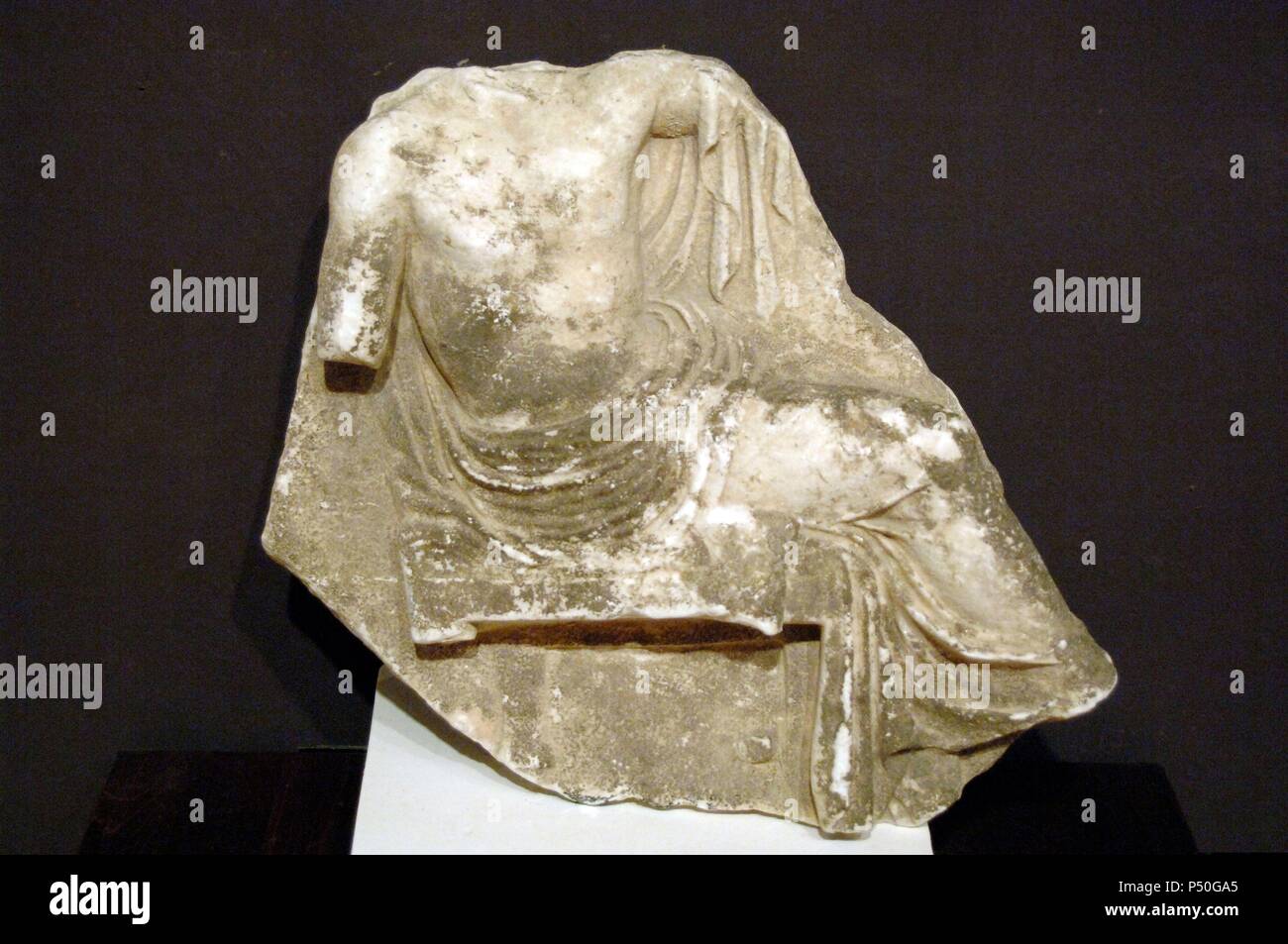 L'art grec. République d'Albanie. Relief représentant le dieu Asclépios assis. Trouvé en 1938 près de l'époque hellénistique porte de Butrint. III-I siècles av. J.-C. Ruines de musée de Butrint. Banque D'Images