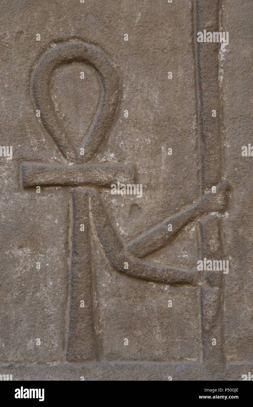 Hiéroglyphe égyptien représentant l'Ankh. Temple de Horus à Edu. L'Égypte. Banque D'Images