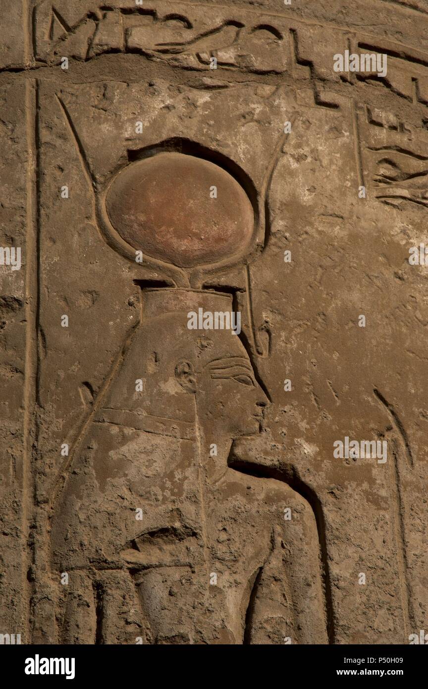 L'art égyptien. L'Égypte. (1320-1200). Relief représentant Isis, la déesse qui donne la vie et la santé. Symbole de fertilité. Mère d'Horus et l'épouse et sœur d'Osiris. Représentée comme une femme avec des cornes de vache et du disque solaire. Première cour de Ramsès II. TEMPLE de Louxor. Dynasty XIX. Nouvel Empire. Banque D'Images