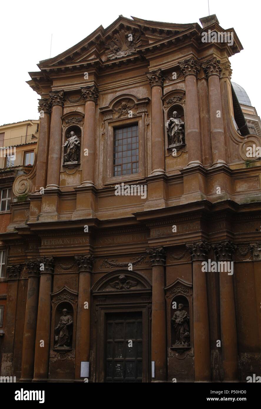 L'Italie. Rome. Église de la Très Sainte Trinité des Pèlerins. 17e siècle. Par Francesco de Sanctis façade (1679-1731) et les statues de Bernadino Ludovisi (1693-1749). Détail. De l'extérieur. Banque D'Images