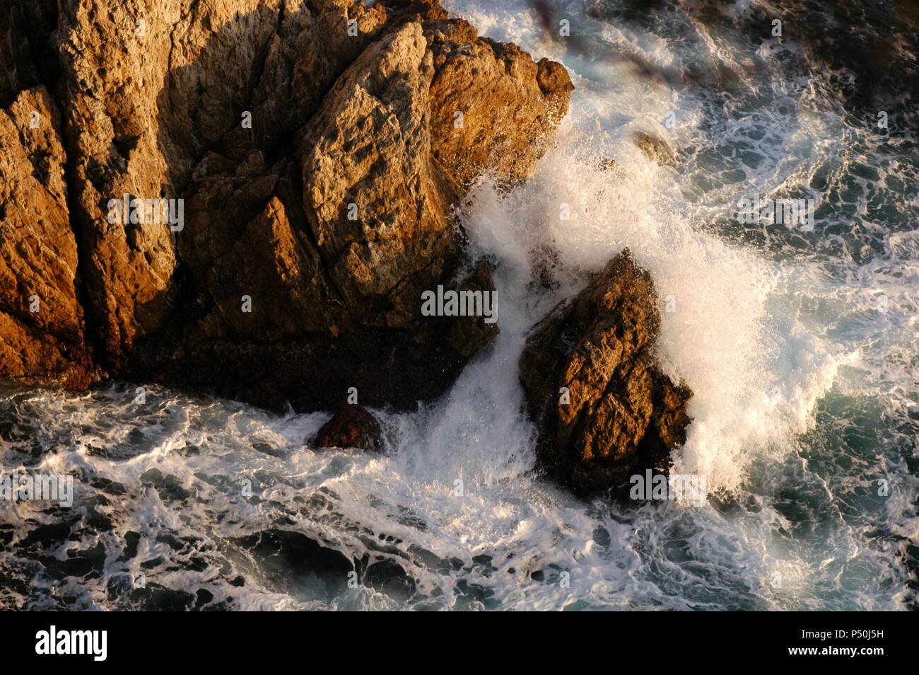 Olas rompiendo contra las Rocas. Costa Brava. Provincia de Girona. Cataluña. Banque D'Images