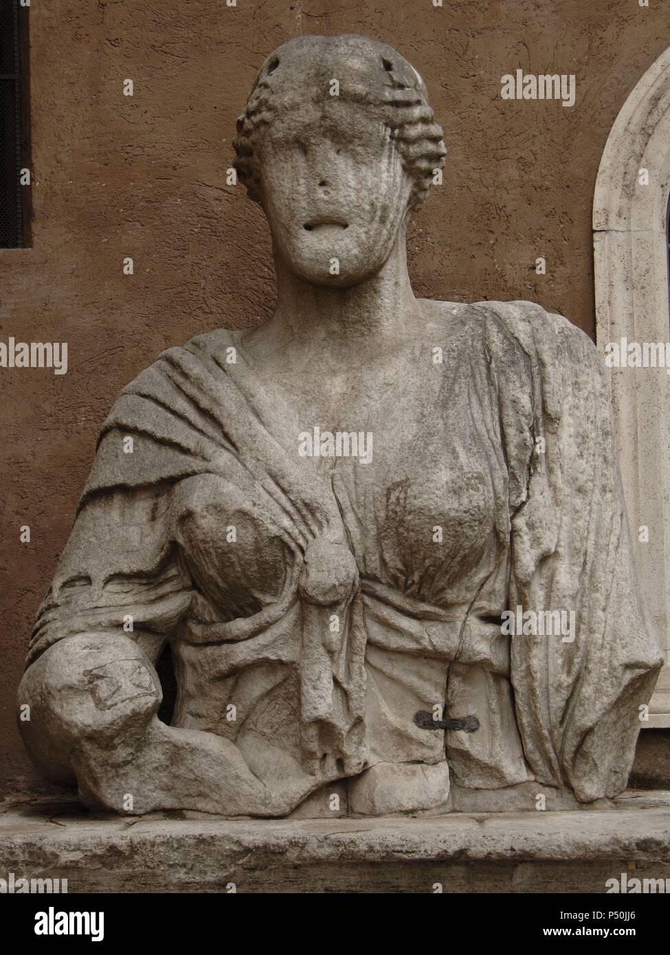 Madama Lucrezia. Buste colossal romain, d'une possible représentation de la déesse Isis. La Place Saint Marc. Rome. L'Italie. Banque D'Images