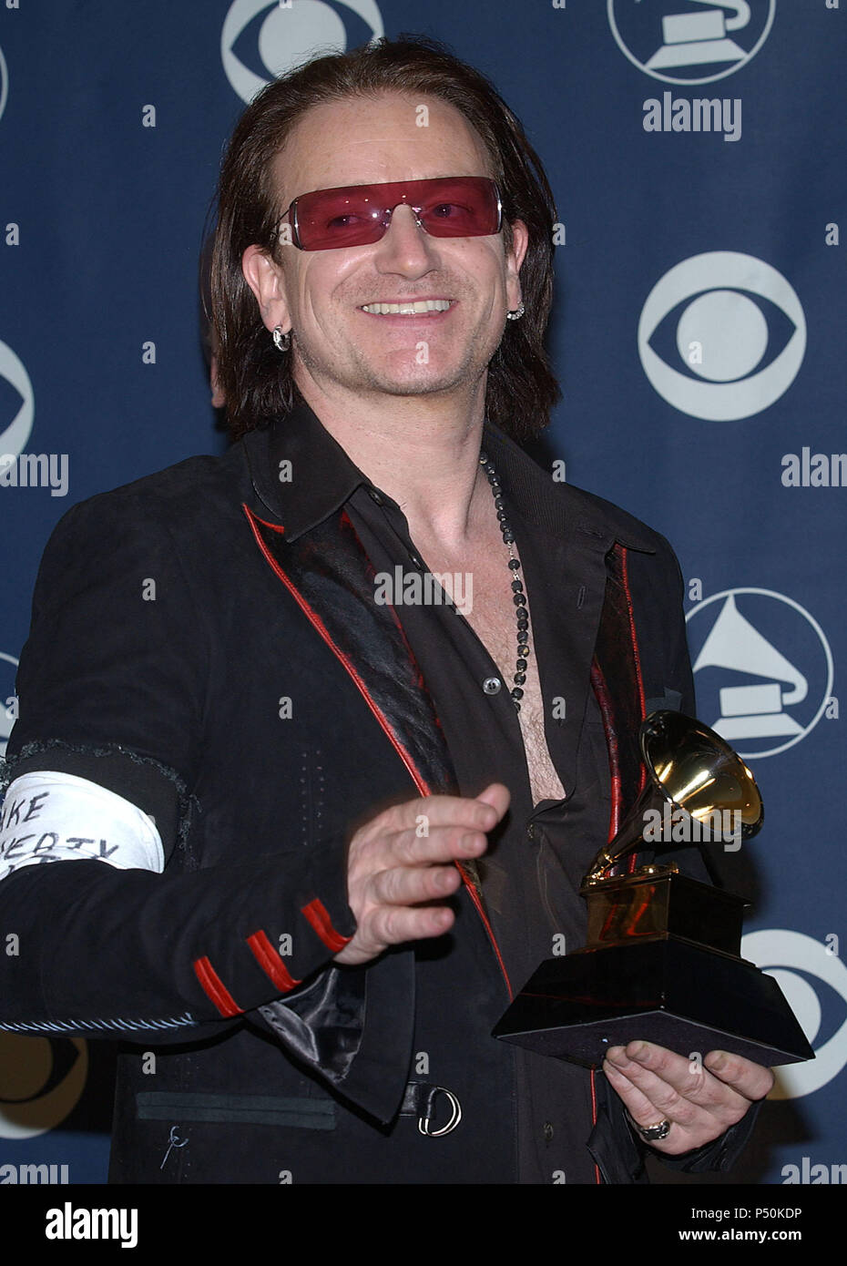 Bono (U2) en coulisses à la 47e cérémonie annuelle de remise des prix Grammy à la base de l'Centerin Los Angeles. 13 février 2005. - Bono U2  jpgBono 160.U2 160 cas à Hollywood Life - Californie, Red Carpet Event, USA, Cinéma, Célébrités, photographie, Bestof, Arts, Culture et divertissement, Célébrités, Mode Topix Meilleur de Hollywood, la vie, événement dans la vie d'Hollywood, Californie - une remise de trophée, backstage, cinéma, télévision, célébrités, célébrités de la musique, Topix Bestof, Arts, Culture et loisirs, photographie, tsuni@Gamma-USA.com , Tsuni enquête de crédit / USA, 2000-2001- Banque D'Images