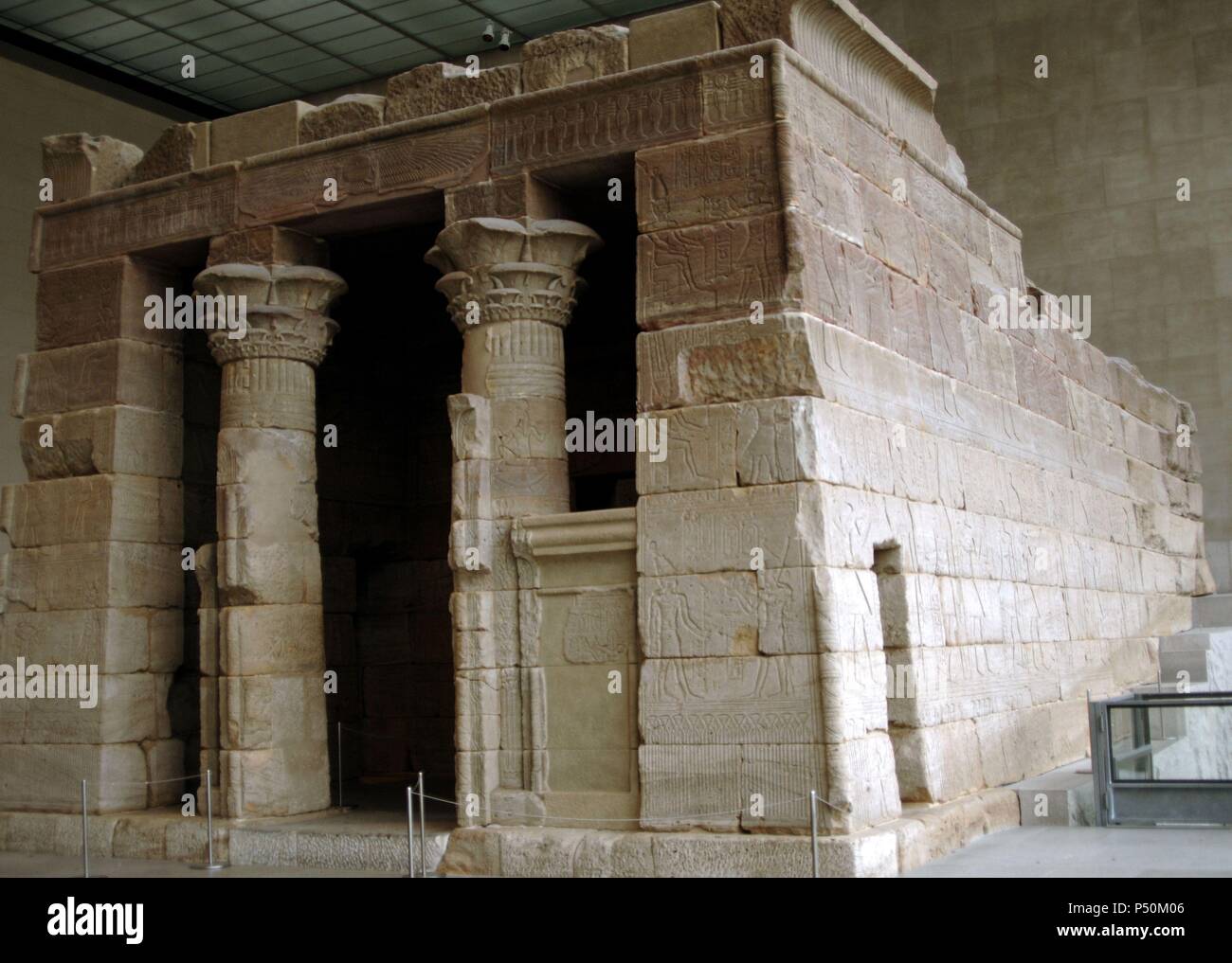 L'art égyptien Temple de Dendur. Construit par l'empereur Auguste en l'honneur de la déesse Isis. Période romaine. Environ 15 av. J.-C. règne de César Auguste. Metropolitan Museum of Art de New York. United States. Banque D'Images