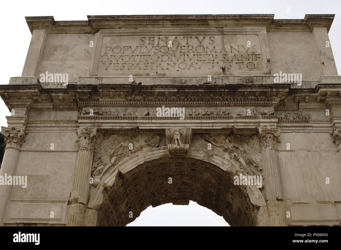 L'art romain Arc de Titus. Érigé en l'an 81 pour commémorer la conquête de Titus contre les Juifs. Il propose des scènes sculptées de la conquête et de la destruction de Jérusalem (AD 70). Via Sacra. Forum romain. Vue partielle. Rome. L'Italie. Banque D'Images