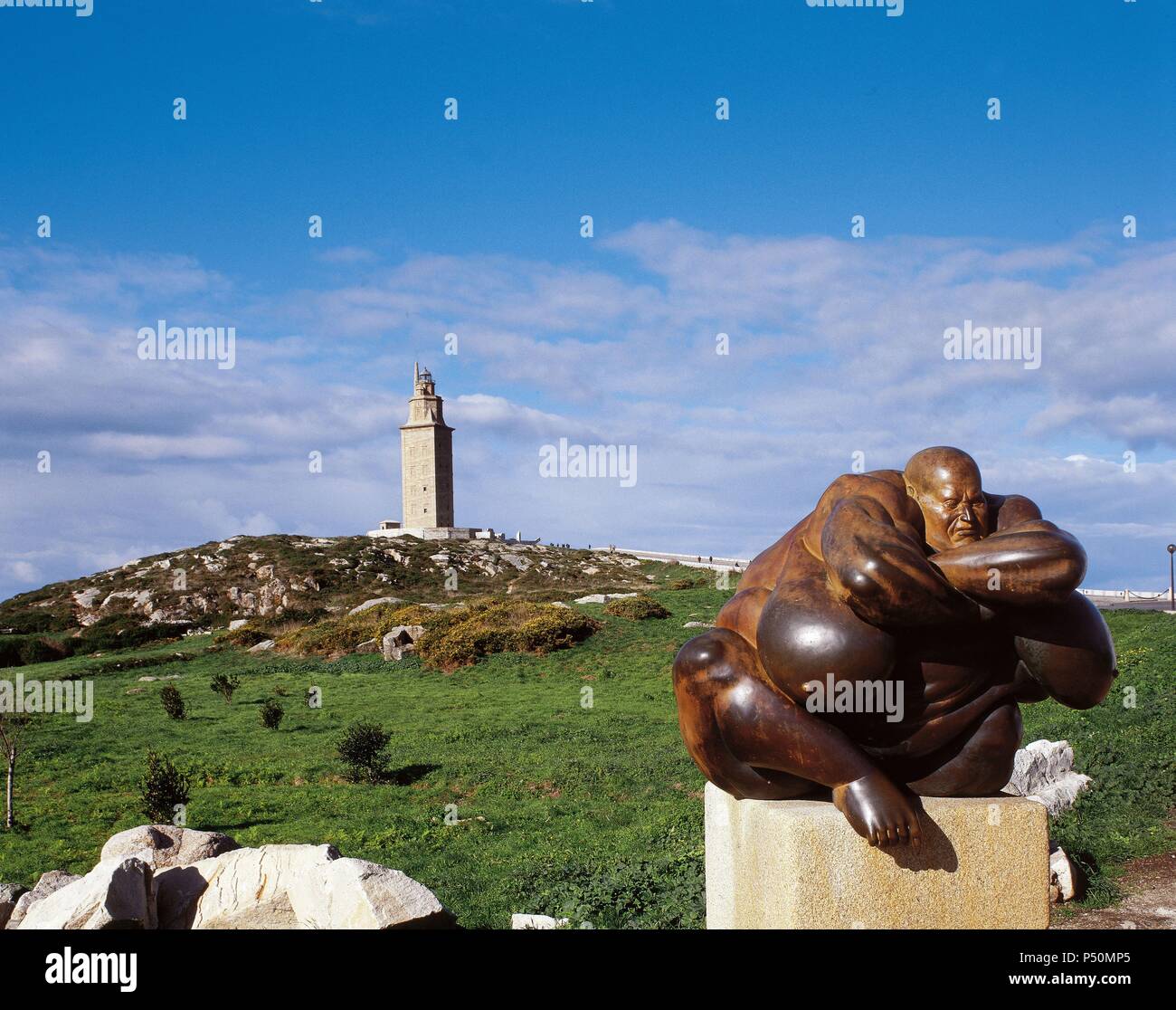 La Galice. La Corogne. Vista de la ESCULTURA DE 'CARONTE', guardián de los Infiernos, realizada en bronce por el escultor gallego Ramon CONDE (Madrid, 1951). Está Situado en el Parque que ESCULTORICO rodea la Torre de Hércules, construído a partir de 1995, un désastre raíz del del Egeo 'Mar'. España. Banque D'Images