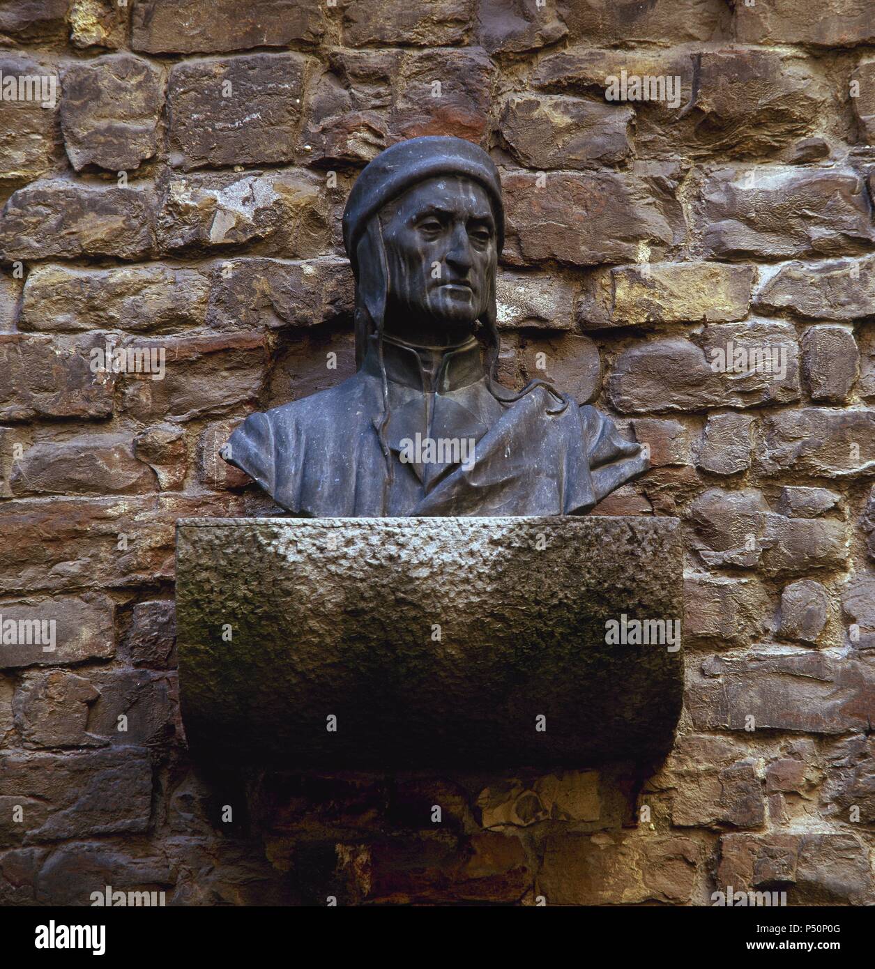 DANTE ALIGHIERI (Florence, 1265-Rávena,1321). Poeta italiano creador de 'La Divina Comedia' entre 1307 y 1321, poema escrito en toscano. Busto de Dante existente frente a su casa. FLORENCIA. La Toscana. Italia. Banque D'Images