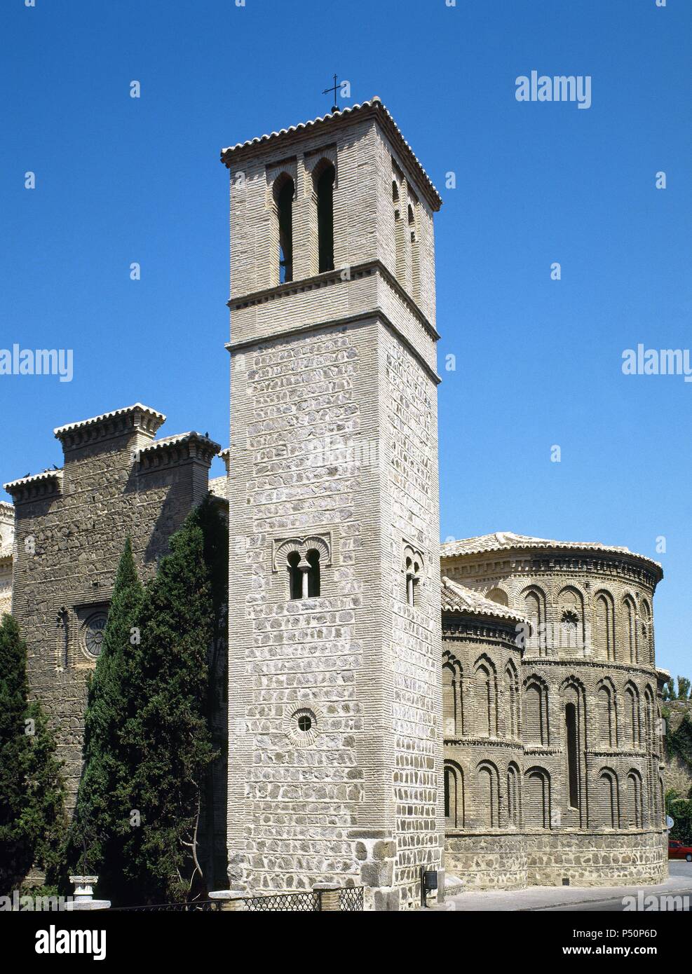 ARTE MUDEJAR. ESPAÑA. IGLESIA DE SANTIAGO DEL ARRABAL. Construida a mediados del siglo XIII, en style mudéjar. Es la más importante de la ville. Vista en primer plano de la Torre-campanario. TOLEDO. ARTE MUDEJAR. ESPAÑA. IGLESIA DE SANTIAGO DEL ARRABAL. Construida a mediados del siglo XIII, en style mudéjar. Es la más importante de la ville. Vista en primer plano de la Torre-campanario. TOLEDO.