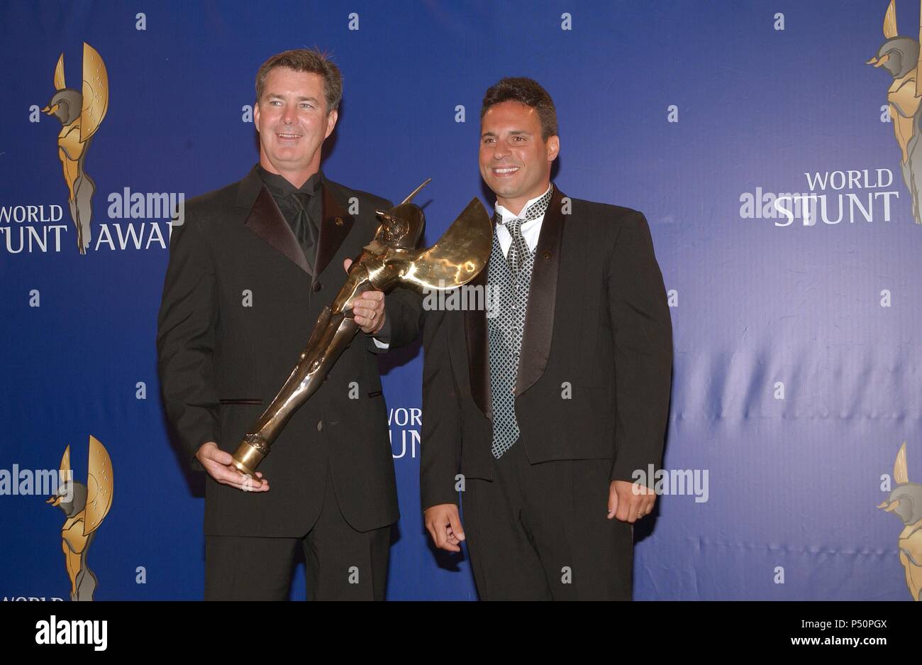 Meilleur Directeur et Coordonnateur des cascades dans une séquence gagnants pour 'Pearl Harbor' Andy Gill et Steve Pircerni dans les coulisses du monde STUNT AWARDS 2002, Dimanche 19 mai à Santa Monica Airport, Barker Hanger, Los Angeles, CA. - GillAndy PicerniSteve jpgGillAndy PicerniSteve .événement dans la vie d'Hollywood, Californie - Red Carpet Event, USA, Cinéma, Célébrités, photographie, Bestof, Arts, Culture et divertissement, Célébrités, Mode Topix Meilleur de Hollywood, la vie, événement dans la vie d'Hollywood, Californie - une remise de trophée, backstage, cinéma, télévision, musique célébrités ce Banque D'Images