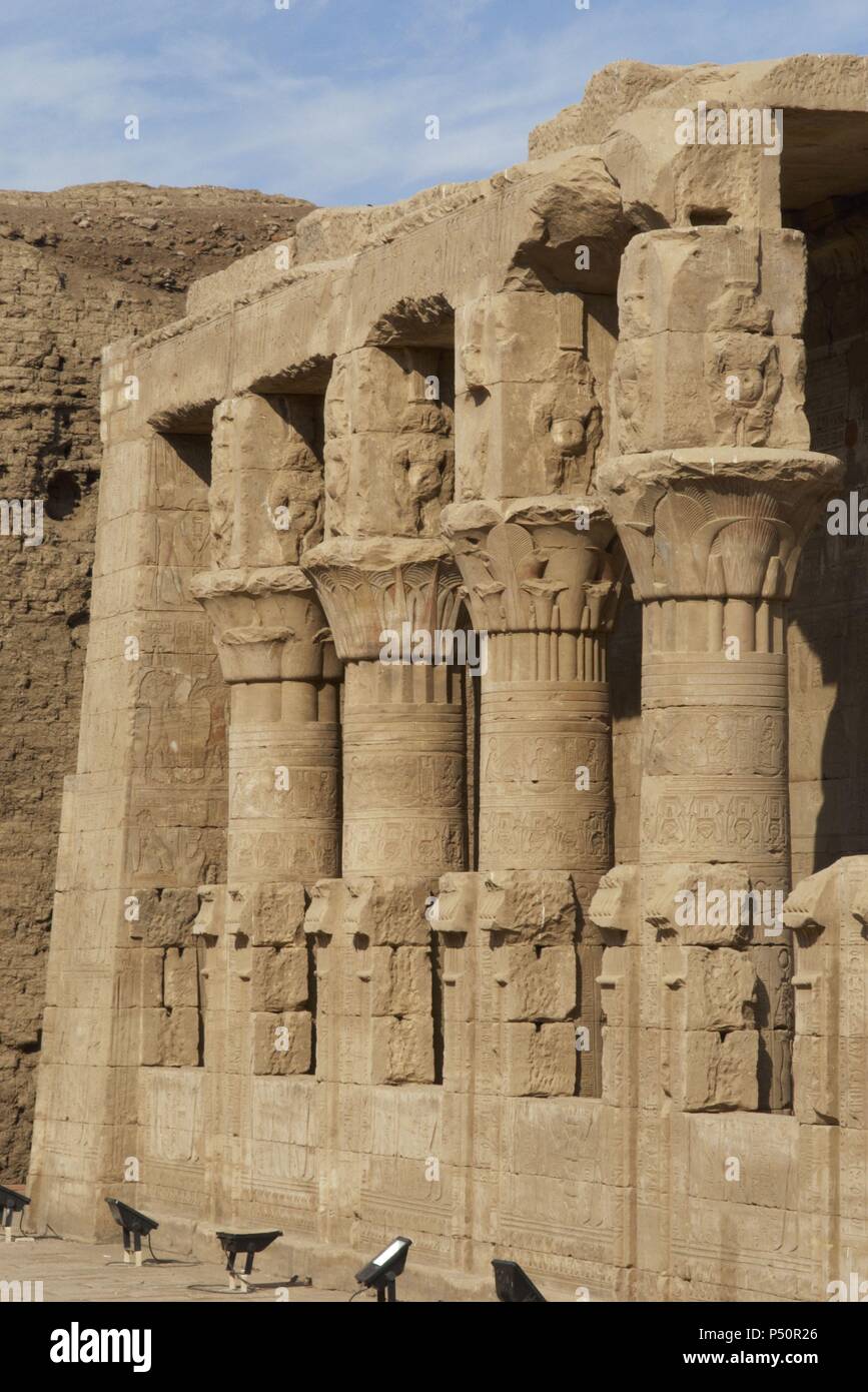 Temple d'Horus. Construit dans la période ptolémaïque entre 237 et 57 avant JC. Les colonnes. Edfou. L'Égypte. Banque D'Images
