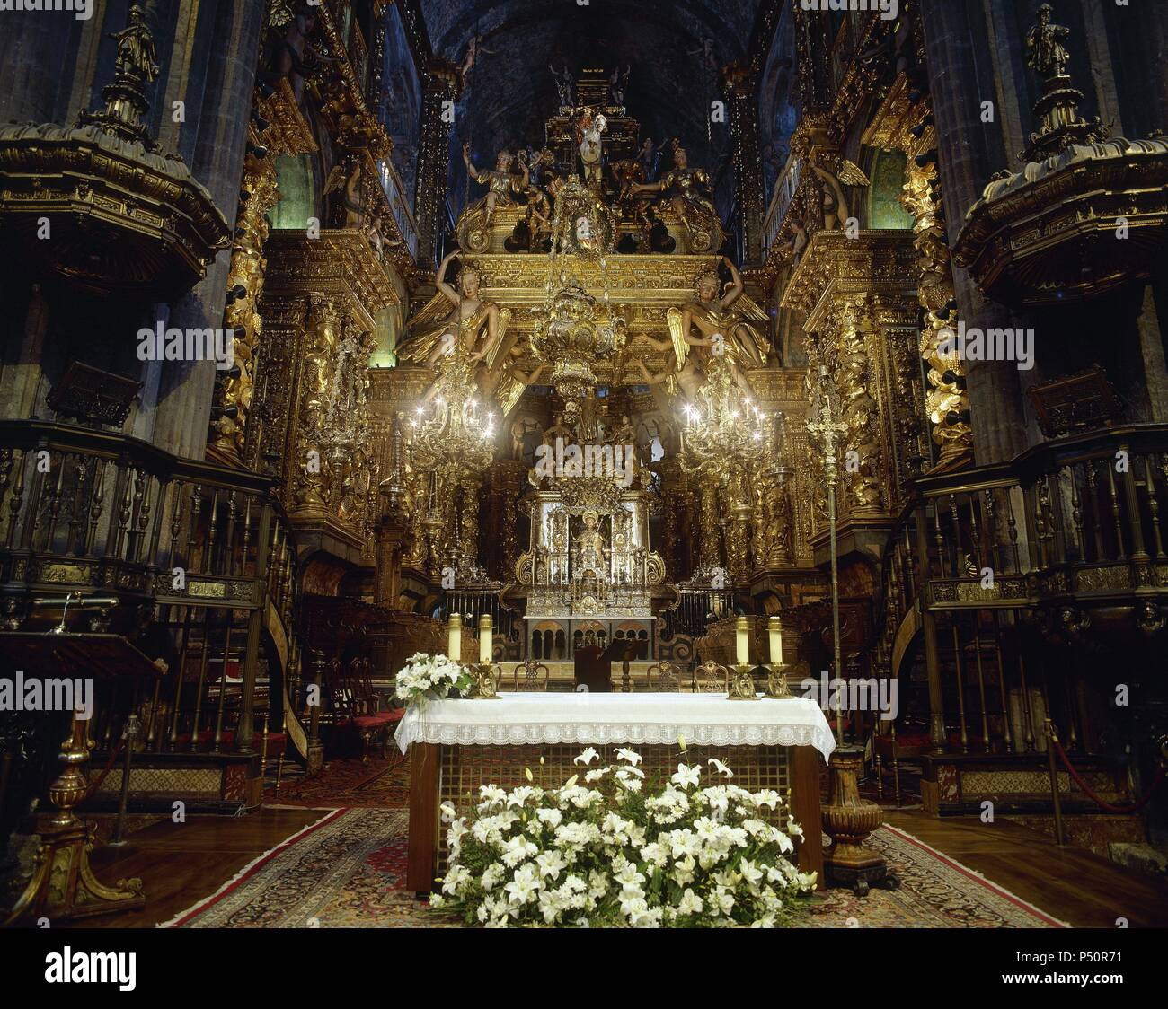 ARTE BARROCO. ESPAÑA. CATEDRAL. Vista de la Capilla Mayor con el ALTAR con la imagen del apóstol (s. XII), esculpida in piedra, sentada en una silla de plata y las por una esclavina del mismo métal. El baldaquino que cubre el altar es obra de Andrade y fue por trabajado Melchor del Prado (s. XVII). SANTIAGO DE COMPOSTELA. Provincia de La Corogne. La Galice. Banque D'Images