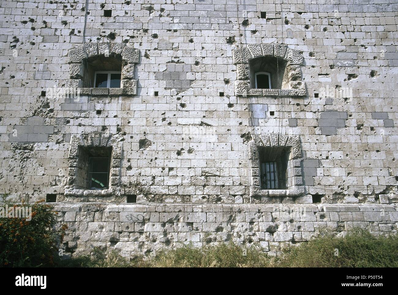 SEGUNDA GUERRA MUNDIAL (1939-1945). Vista de un Edificio de la ciudadela  con restos de los impactos producidos durante la Lucha de los rusos contra  los Alemanes durante la liberación de Hungría (1945).