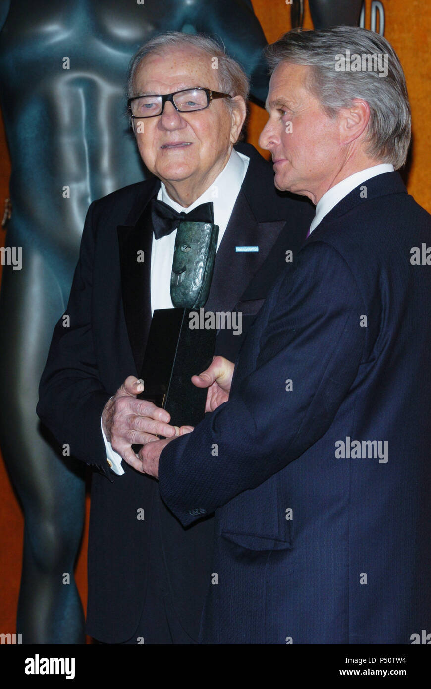 Karl Malden et Michael Douglas dans les coulisses de la 10e REMISE ANNUELLE DES Screen Actors Guild Awards 2004 ' Au Shrine Auditorium à Los Angeles. Le 22 février 2004. - MaldenKarl  jpgMaldenKarl DouglasM117.DouglasM117 événement dans la vie d'Hollywood, Californie - Red Carpet Event, USA, Cinéma, Célébrités, photographie, Bestof, Arts, Culture et divertissement, Célébrités, Mode Topix Meilleur de Hollywood, la vie, événement dans la vie d'Hollywood, Californie - une remise de trophée, backstage, cinéma, télévision, célébrités, célébrités de la musique, Topix Bestof, Arts, Culture et divertissement, photographe Banque D'Images