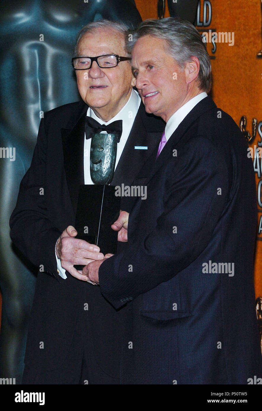 Karl Malden et Michael Douglas arrivant à la 10e REMISE ANNUELLE DES Screen Actors Guild Awards 2004 ' Au Shrine Auditorium à Los Angeles. Le 22 février 2004. - MaldenKarl  jpgMaldenKarl DouglasM165.DouglasM165 événement dans la vie d'Hollywood, Californie - Red Carpet Event, USA, Cinéma, Célébrités, photographie, Bestof, Arts, Culture et divertissement, Célébrités, Mode Topix Meilleur de Hollywood, la vie, événement dans la vie d'Hollywood, Californie - une remise de trophée, backstage, cinéma, télévision, célébrités, célébrités de la musique, Topix Bestof, Arts, Culture et divertissement, Photogr Banque D'Images